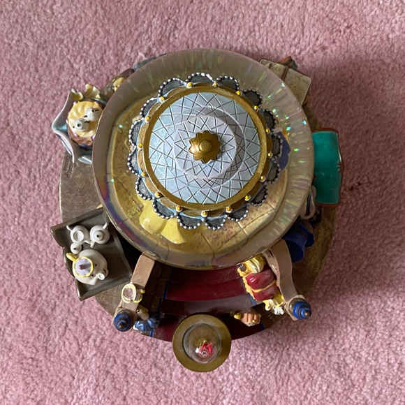 Beauty and the Beast Snowglobe - Picture 9 of 10